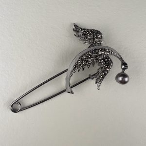 Брошка с кристали