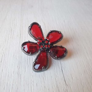 Брошка с кристали цвете