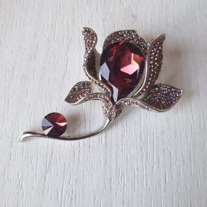 Брошка с кристали цвете