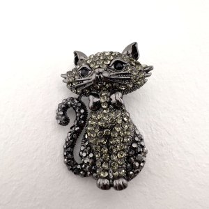 Брошка с кристали - котка