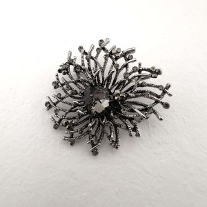 брошка с кристали - цвете