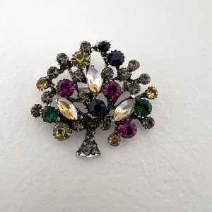 брошка с кристали дървото на живота