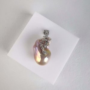 Сребърен медальон с барокова перла 3