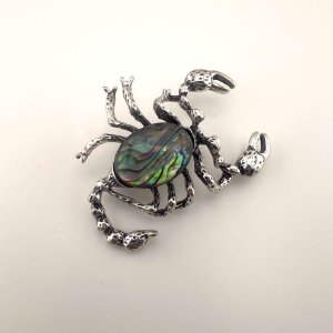 брошка със седеф - скорпион