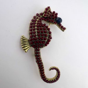 брошка с кристали - морско конче