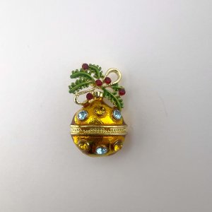 Коледна брошка